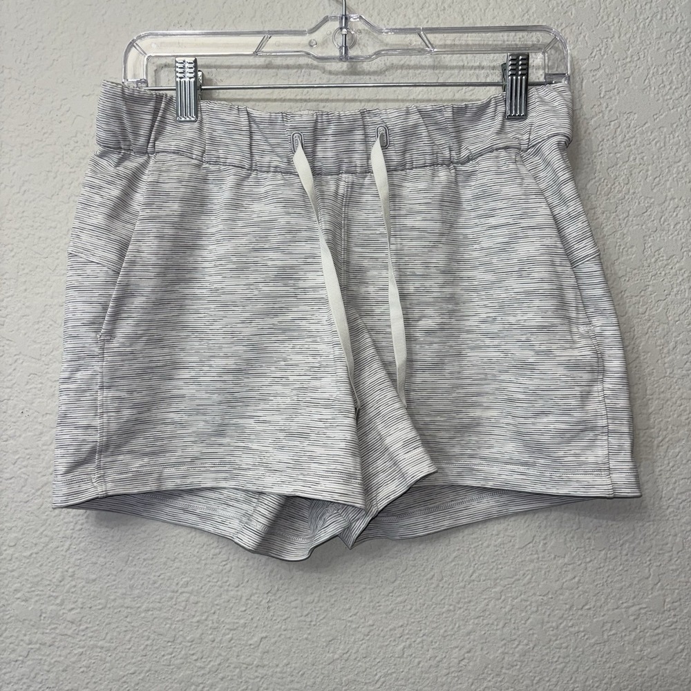 Lululemon On the Fly Shorts Ice Gray & Alpine White 2.5" Inseam Size 6 Womens